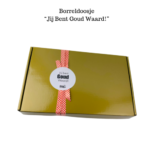 Dag van de zorg cadeautje gouden verpakking met lint en sticker