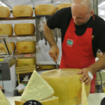 Parmigiano Reggiano kaas snijden. Italiaanse kaasproeverij op locatie. Super leuk om te doen.